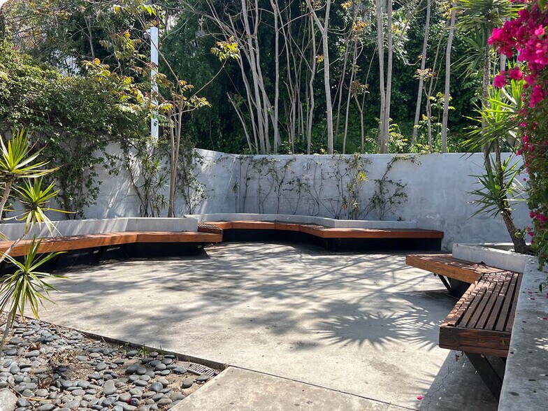 More Photos Of 11916 Ventura Blvd, Studio City Restaurant For Lease