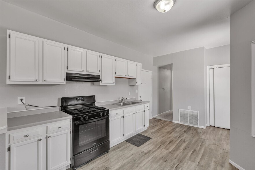 More Photos Of 1022 15th Ave, East Moline Multifamily For Sale