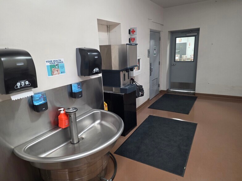 More Photos Of 300 Airport Rd, Ames Warehouse For Lease