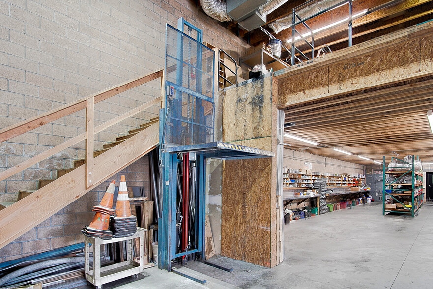 More Photos Of 17303 Roseton Ave, Artesia Warehouse For Lease