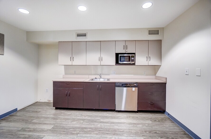 More Photos Of 3925-3927 Brotherton Rd, Cincinnati Office For Sale