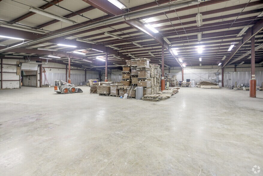 More Photos Of 908-918 E Franklin St, Hartford City Manufacturing For Lease