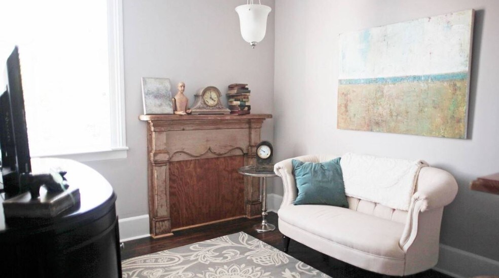 More Photos Of 2 S Court St, Luray Hospitality For Sale