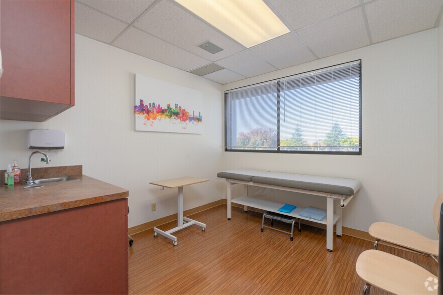 More Photos Of 7501 Hospital Dr, Sacramento Medical For Lease