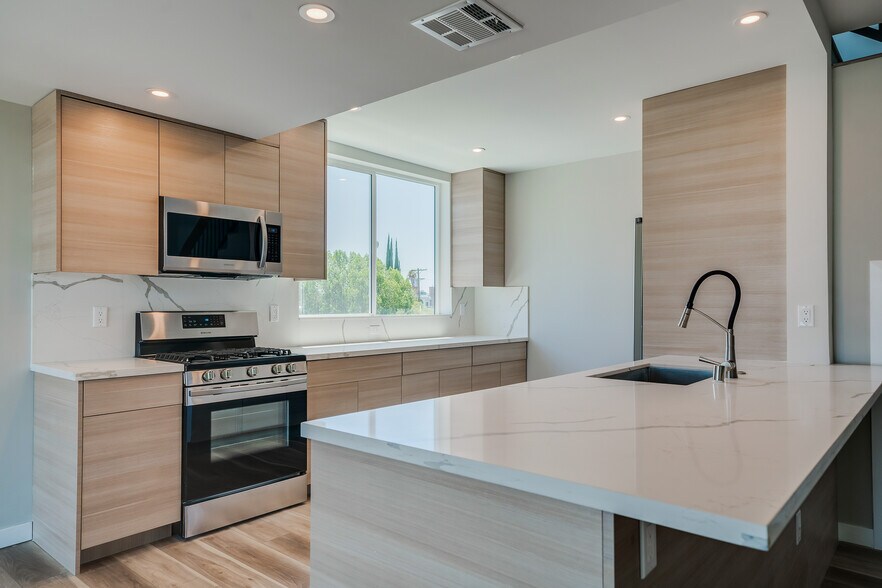 More Photos Of 7018 Alabama Ave, Canoga Park Apartments For Sale