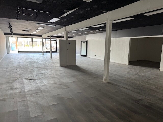 More Photos Of 22516 Ventura Blvd, Woodland Hills Freestanding For Lease