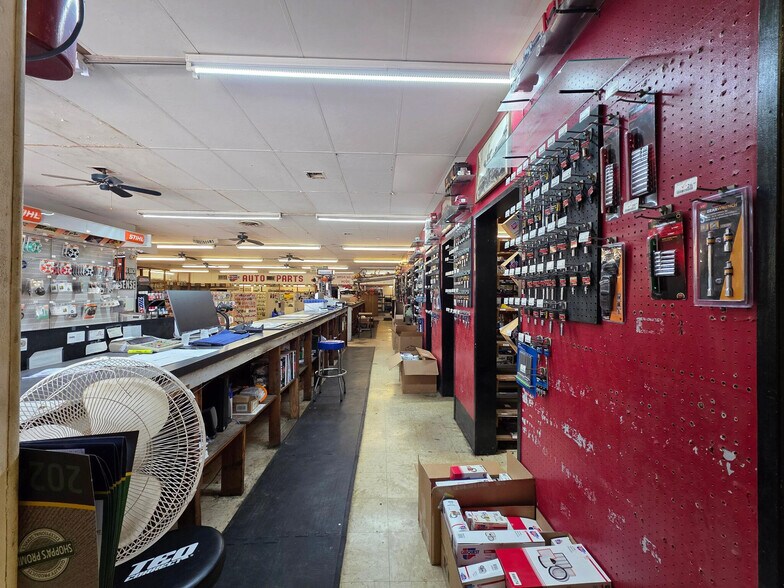 More Photos Of 1440 Gulfway Dr, Winnie Showroom For Sale