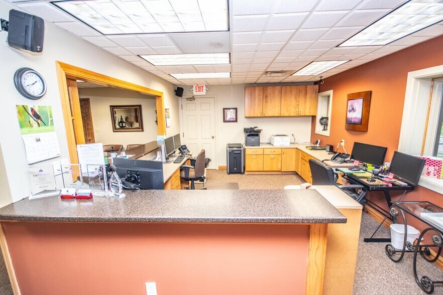 More Photos Of 1305 Chestnut St, West Bend Medical For Lease