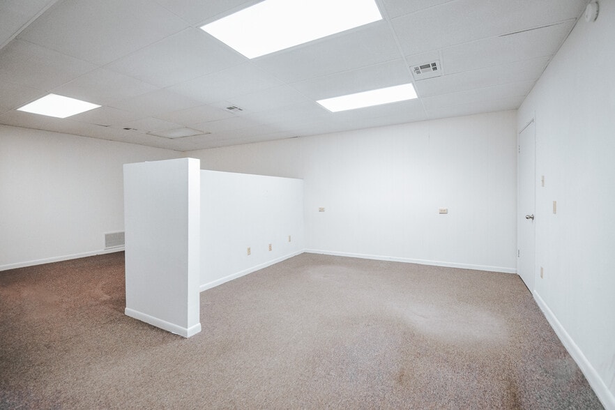 More Photos Of 305 N Laurent St, Victoria Flex For Lease