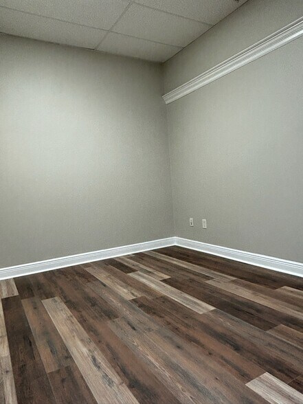 More Photos Of 375 Commercial Ct, Venice Office For Lease