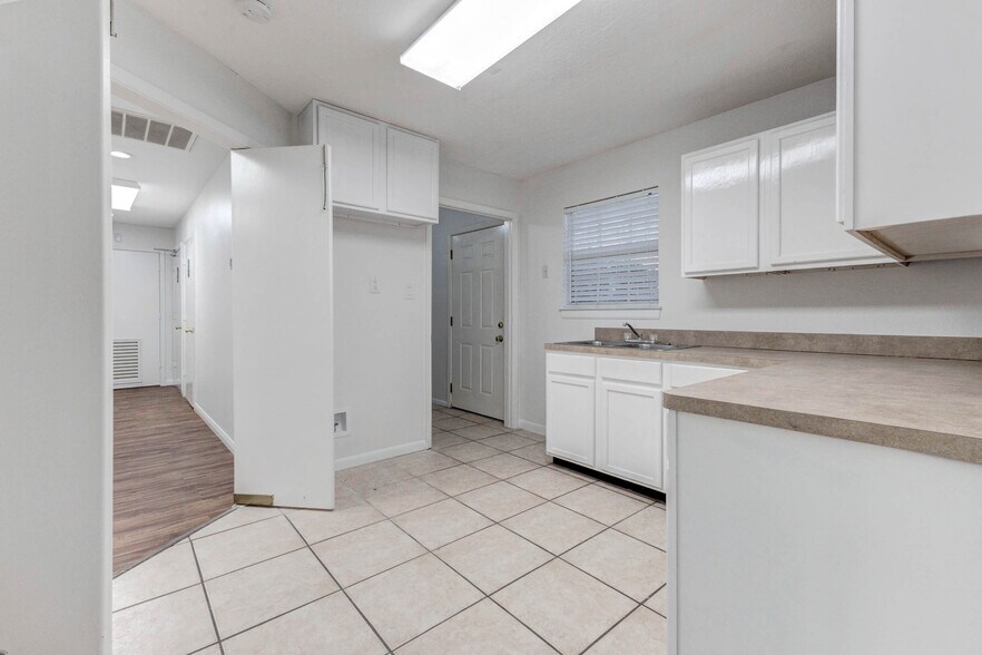 More Photos Of 1324 Avenue D, Katy Medical For Sale