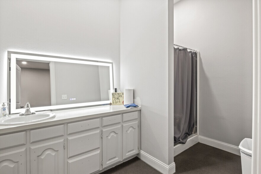 More Photos Of 107 E 11th St, Mount Pleasant Office For Sale