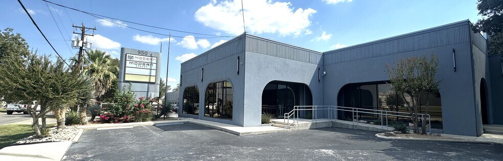 More Photos Of 950 Isom Rd, San Antonio Research And Development For Lease