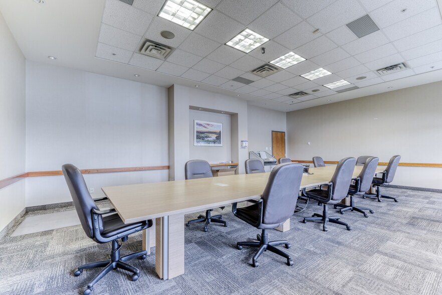 More Photos Of 401 Rue Marie-Curie, Vaudreuil-dorion Warehouse For Lease