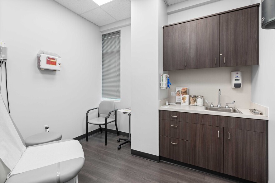More Photos Of 202 N Texas Ave, Webster Medical For Lease