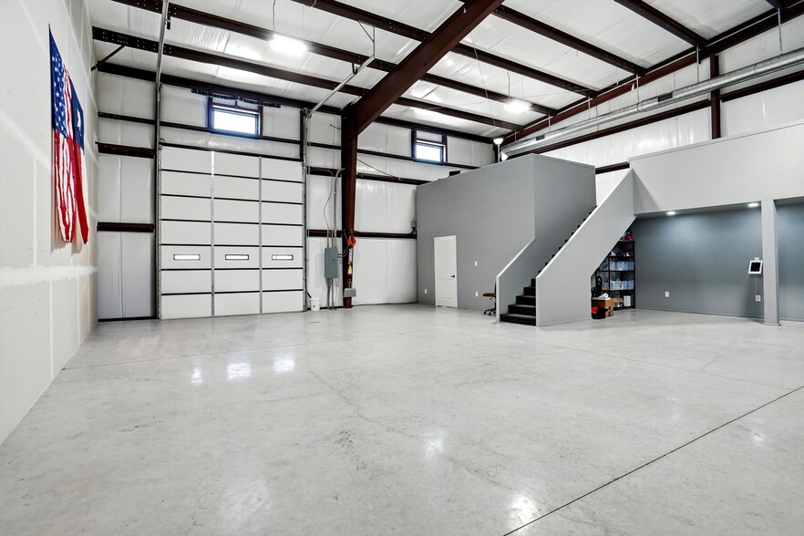 More Photos Of 13053 Harmon Rd, Fort Worth Warehouse For Sale