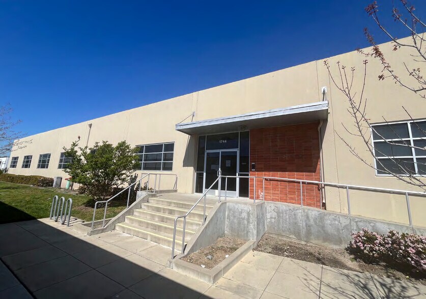 More Photos Of 1744 Rollins Rd, Burlingame Warehouse For Lease