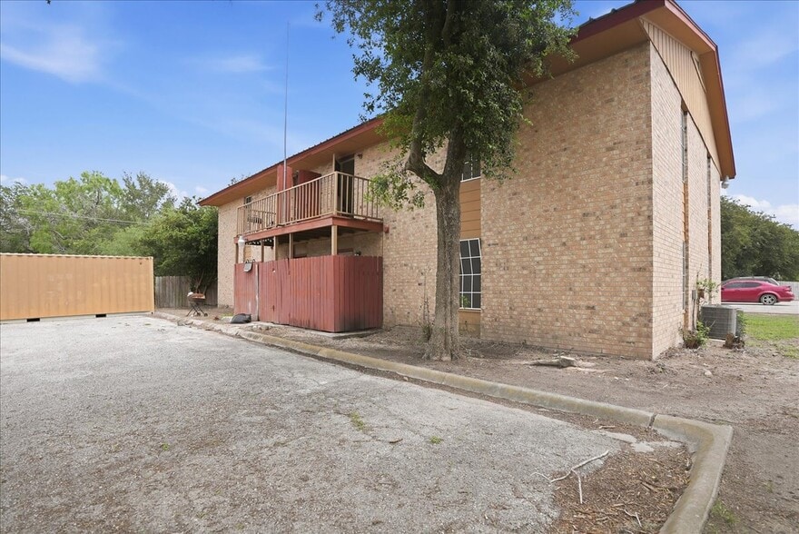 More Photos Of 600 E Crockett St, Beeville Apartments For Sale