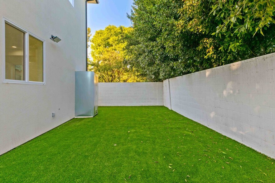 More Photos Of 6842 Cedros Ave, Van Nuys Apartments For Sale