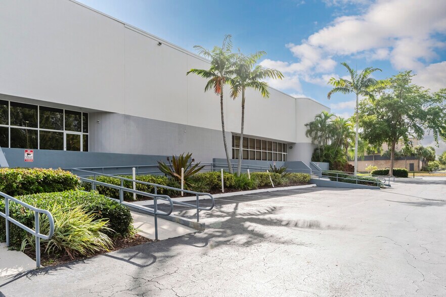 More Photos Of 5400 NW 35th Ave, Fort Lauderdale Warehouse For Lease