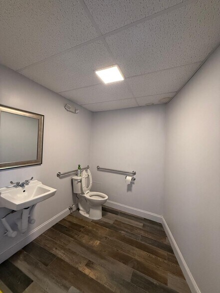 More Photos Of 1295 River St, Hyde Park Flex For Sale