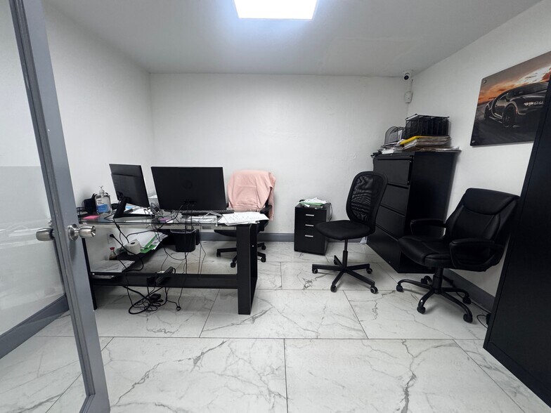 More Photos Of 19001 NW 2nd Ave, Miami Auto Dealership For Lease