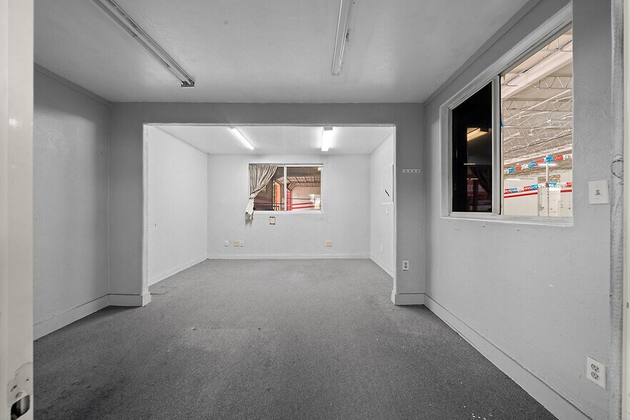 More Photos Of 4450 S Pine Ave, Ocala Warehouse For Sale