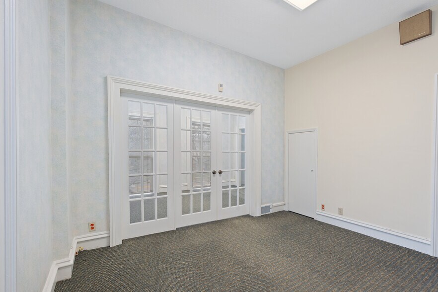 More Photos Of 1015 E Center St, Warsaw Office For Sale