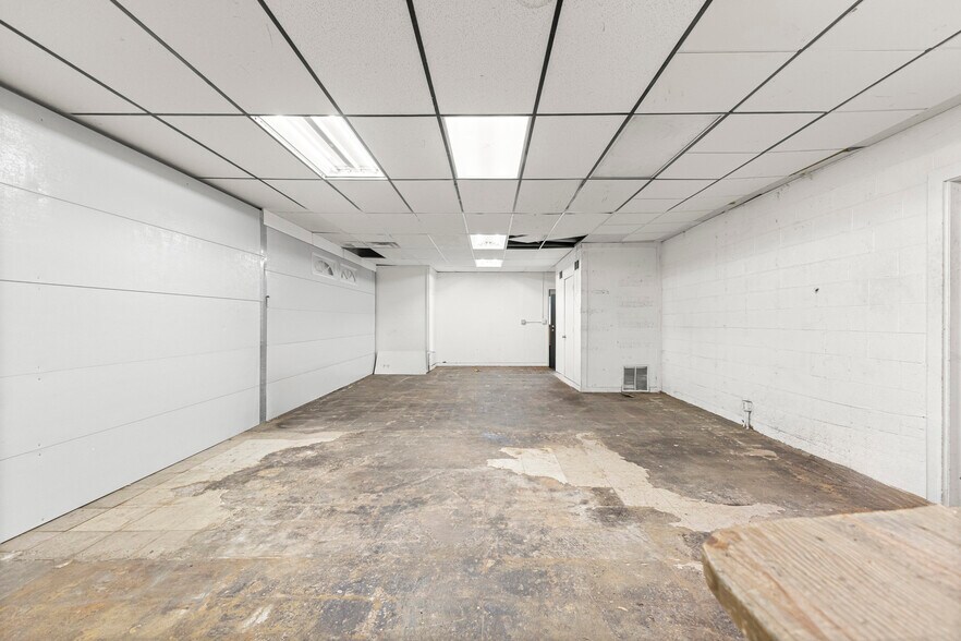 More Photos Of 26905 Plymouth Rd, Redford Township Freestanding For Lease
