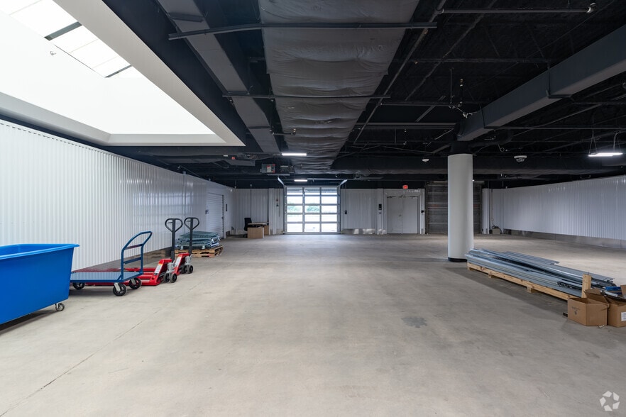 More Photos Of 1600 W Plano Pky, Plano Warehouse For Lease