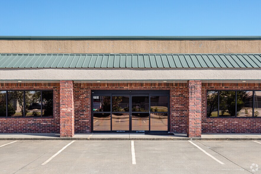 More Photos Of 2501 SW Aviation St, Bentonville Loft Creative Space For Lease