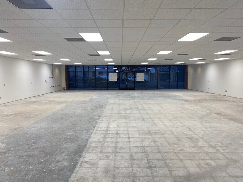 More Photos Of 17636 Chatsworth St, Granada Hills Storefront For Lease