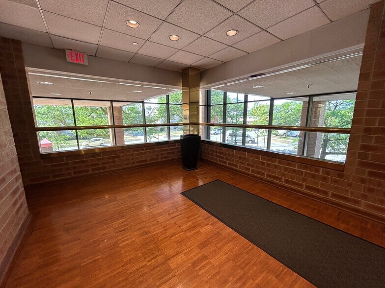 More Photos Of 8831-8833 Gross Point Rd, Skokie Office For Lease