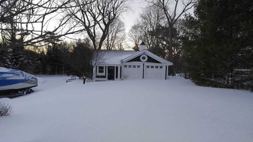 More Photos Of 584 Middle Rd, Bayport Storefront Retail Residential For Sale