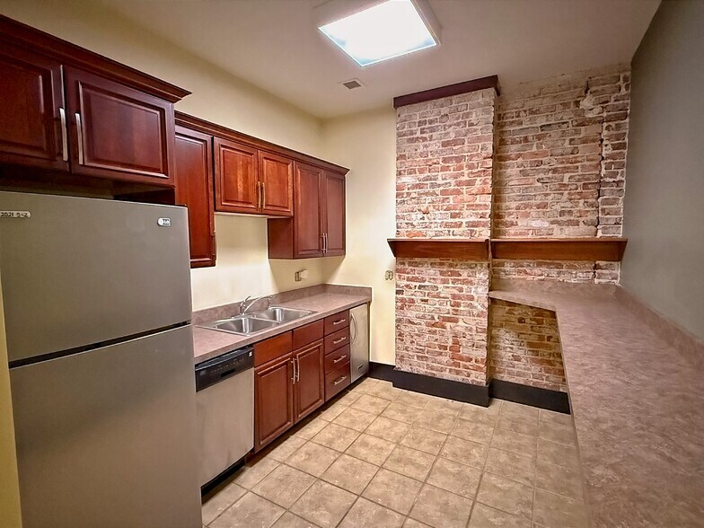 More Photos Of 222 Capitol St, Charleston Storefront Retail Office For Sale