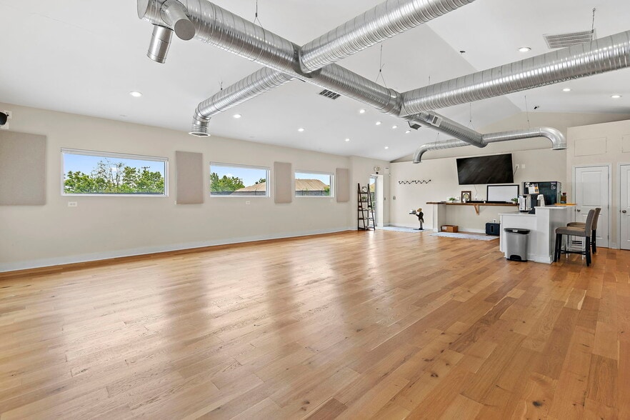 More Photos Of 6500 Saint Helena Ave, Dundalk Office For Sale