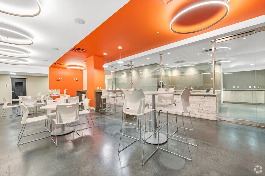 More Photos Of 400 S Zang Blvd, Dallas Office For Lease