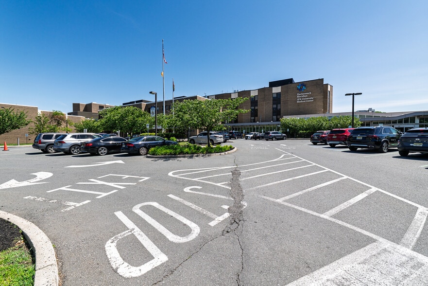 More Photos Of 98 James St, Edison Medical For Lease