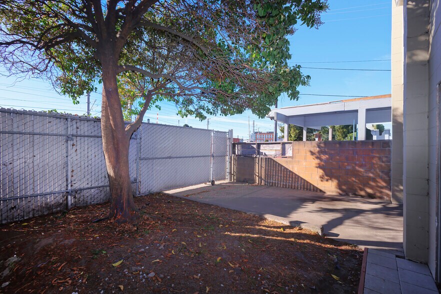 More Photos Of 1093 Montgomery Ave, San Bruno Service For Sale