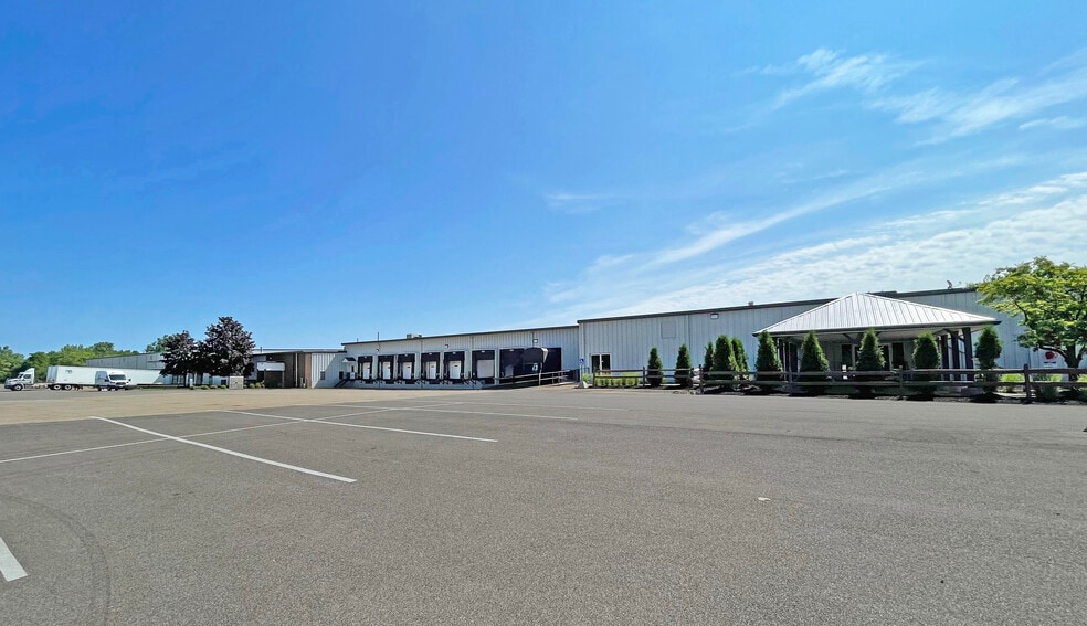 More Photos Of 21160 Drake Rd, Strongsville Warehouse For Lease