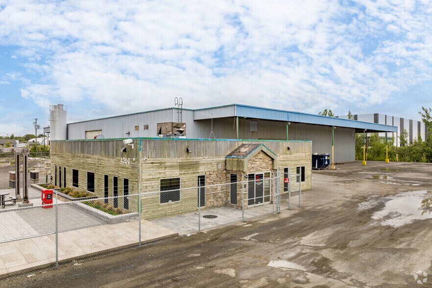 More Photos Of 4200 Rue Marcel-Lacasse, Boisbriand Warehouse For Lease