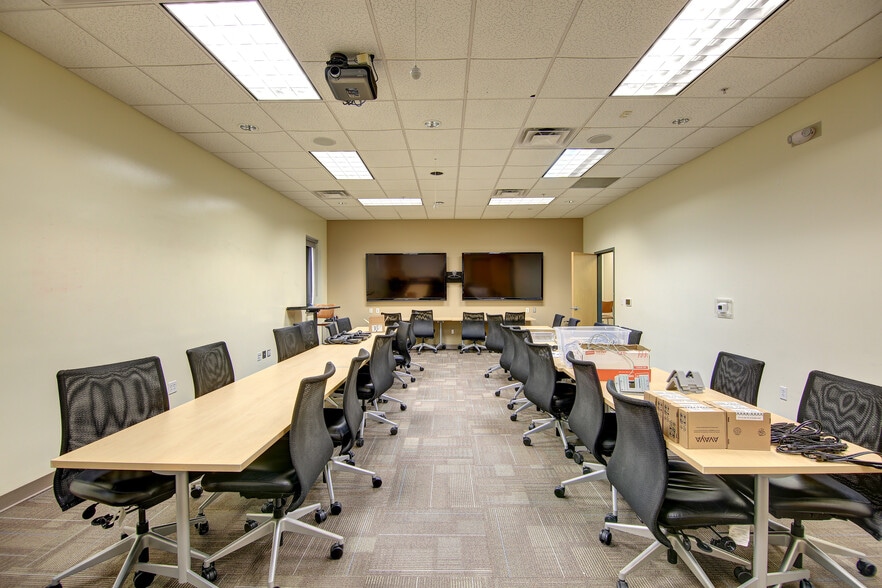 More Photos Of 1310 19th Ave NW, Clinton Light Manufacturing For Lease