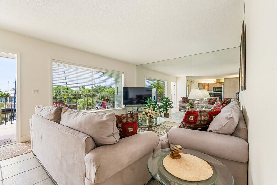 More Photos Of 23 Royal Palm Pointe, Vero Beach Restaurant For Sale