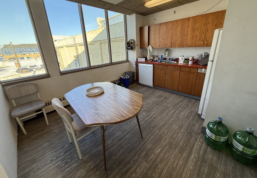 More Photos Of 15 Bury St, Winnipeg Distribution For Sale