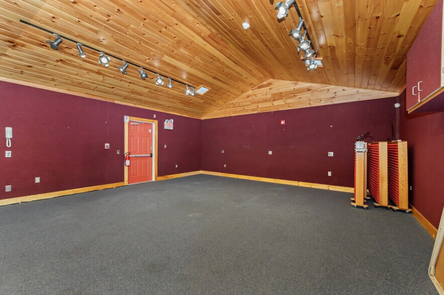 More Photos Of 11 Maple St, West Newbury Office For Sale