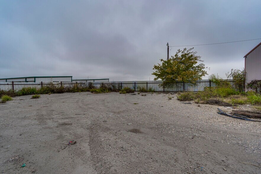 More Photos Of 108 West Gillum, Grandview Warehouse For Sale