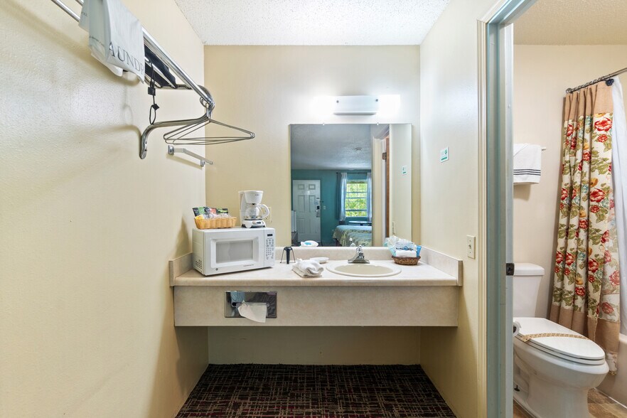 More Photos Of 3031 E Van Buren, Eureka Springs Hotel For Sale