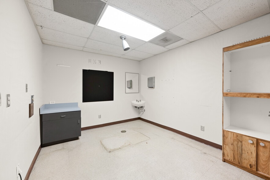 More Photos Of 13414 Medical Complex Dr, Tomball Medical For Sale