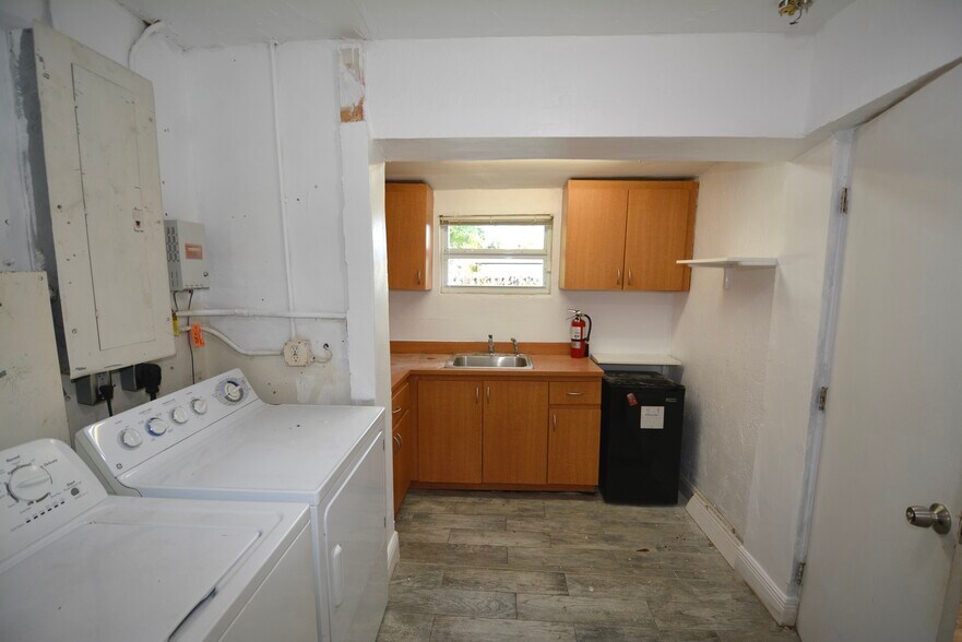 More Photos Of 16921 NE 6th Ave, North Miami Beach Office For Sale