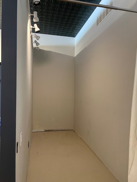 More Photos Of 2211-2213 E State St, Rockford Storefront For Lease